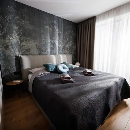 Luxury Center 2- Parking Included Apartment *